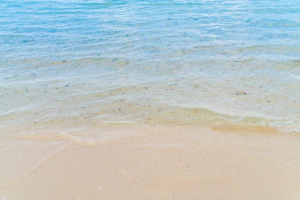 Mooi wit zand strand met blauwe zee en hemel — Stockfoto