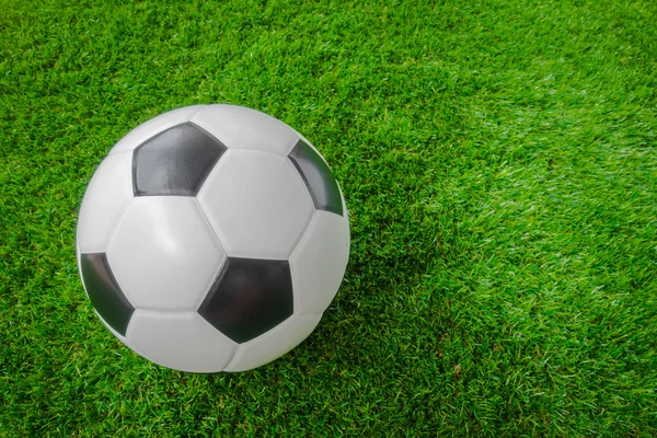 Fotbalový míč na zelené trávě . — Stock fotografie
