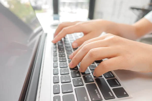 Primer plano de la mujer de negocios escribiendo a mano en el teclado del ordenador portátil . —  Fotos de Stock