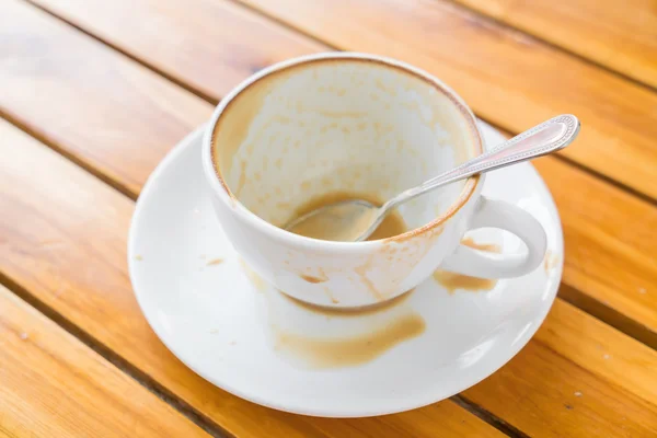 Tazza vuota di caffè sul tavolo di legno . — Foto Stock