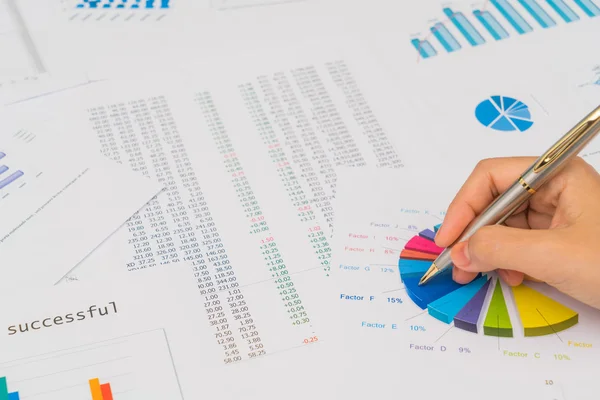 Geschäftsfrau mit Finanzdiagrammen und Laptop an der Hand — Stockfoto