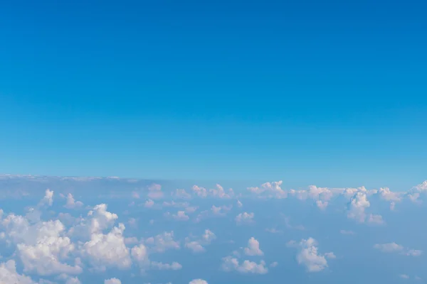 Moln i blå himmel . — Stockfoto