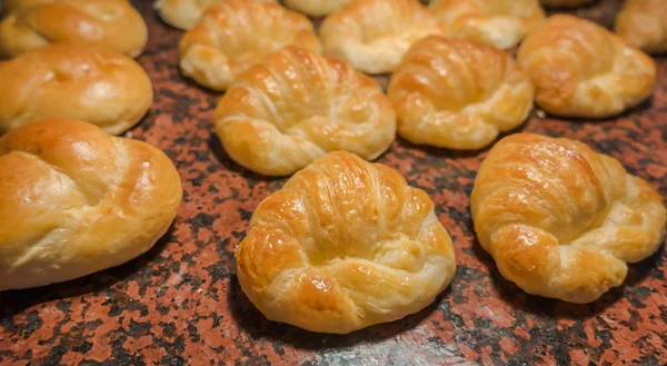 Pan cruasán sobre mesa en buffet   . — Foto de Stock