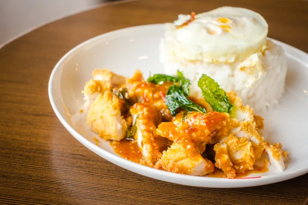 Arroz con pollo crujiente y huevo frito . — Foto de Stock