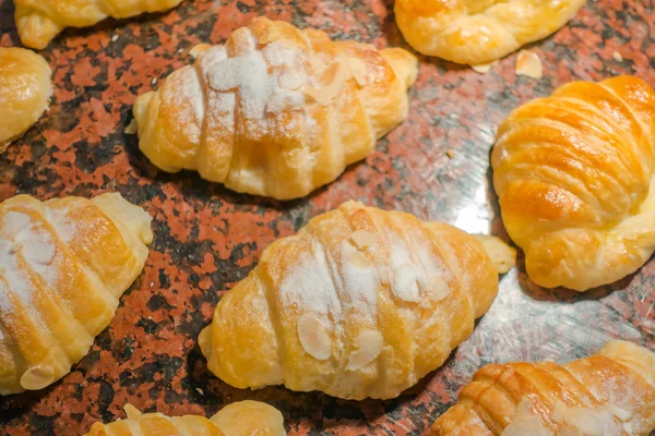 Croissant pão na mesa em buffet   . — Fotografia de Stock