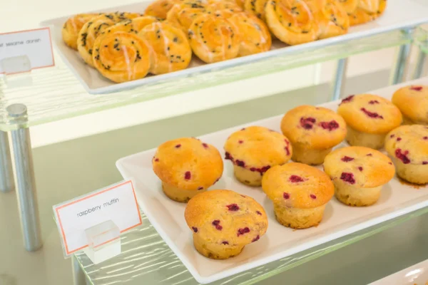 Chocolade chip muffins op tafel in buffet . — Stockfoto