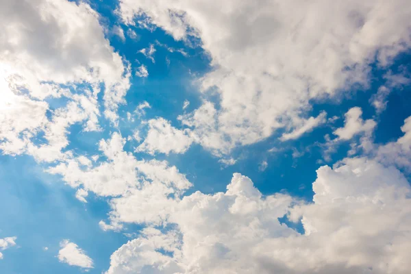 Σύννεφο στο γαλάζιο του ουρανού . — Φωτογραφία Αρχείου