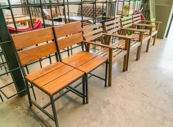 Tavoli e sedie nel ristorante  . — Foto Stock