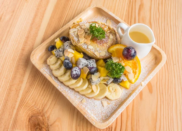 Pannenkoek en fruit met roomijs op tafel . — Stockfoto