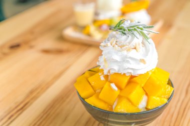 Kore usulü taze mango. Ahşap masada buzlu. .