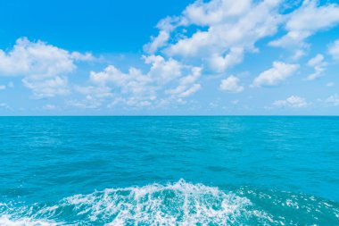 Deniz su yüzeyi tekne arkasında iz