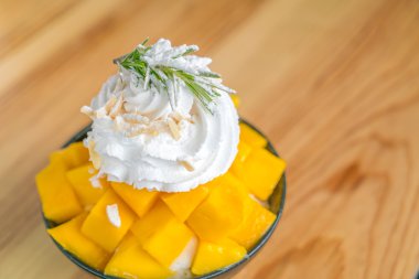 Kore usulü taze mango. Ahşap masada buzlu. .