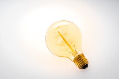 Beyaz arkaplanda ampul