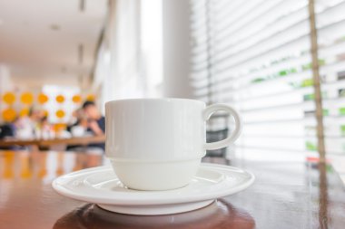 ahşap masa üzerinde beyaz fincan kahve .