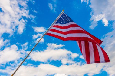 Mavi gökyüzünde Amerikan bayrağı .