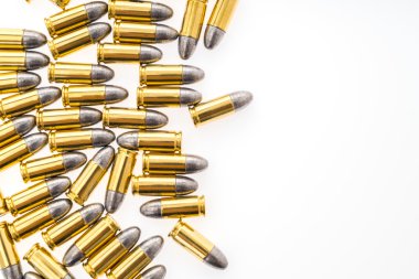 Beyaz arka plan üzerinde silah için 9mm kurşun