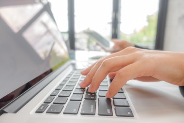 iş kadını el laptop klavye mo ile yazarak closeup