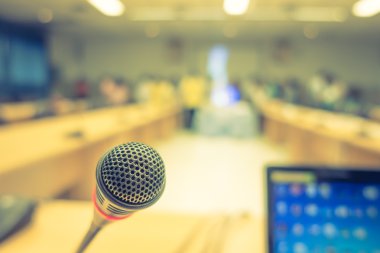 Siyah mikrofon konferans salonunda. (Filtre uygulanmış görüntü işlemler