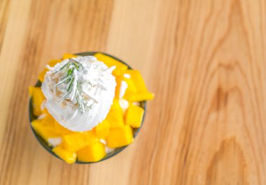 Kore usulü taze mango. Ahşap masada buzlu. .