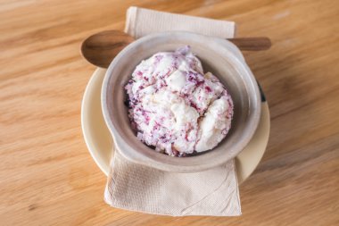 Tahta masada kasede çilekli dondurma.  .