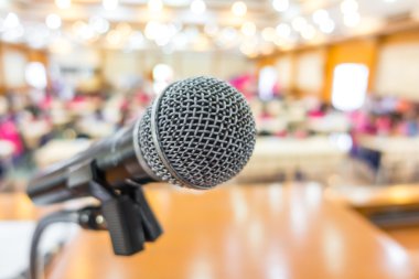 Konferans salonunda siyah mikrofon .