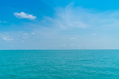 Güzel mavi deniz ve gökyüzü