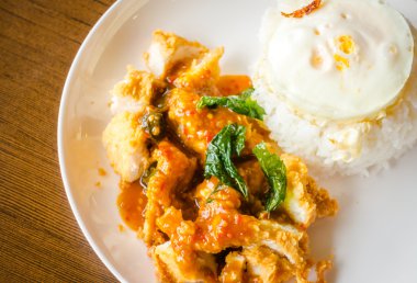 Çıtır tavuklu pilav ve kızarmış yumurta. .