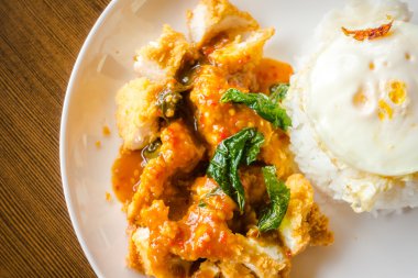 Çıtır tavuklu pilav ve kızarmış yumurta. .