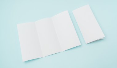 Panelli beyaz şablon kağıt üzerinde mavi arka plan .