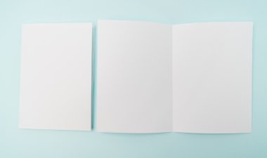 Bifold beyaz şablon kağıt üzerinde mavi arka plan .