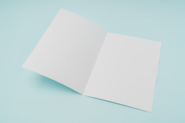 Bifold beyaz şablon kağıt üzerinde mavi arka plan .
