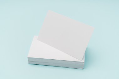 Mavi arka plan üzerinde boş kartvizit .