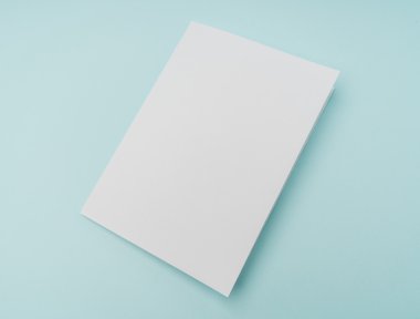 Bifold beyaz şablon kağıt üzerinde mavi arka plan .