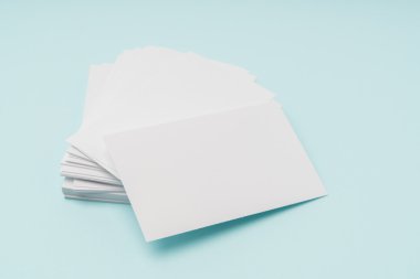 Mavi arka plan üzerinde boş kartvizit .