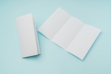 Panelli beyaz şablon kağıt üzerinde mavi arka plan .