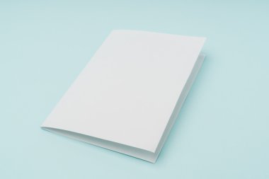 Bifold beyaz şablon kağıt üzerinde mavi arka plan .