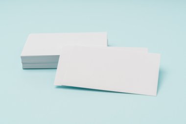 Mavi arka plan üzerinde boş kartvizit .