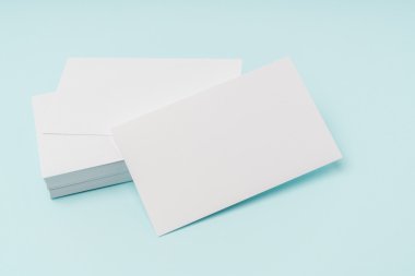 Mavi arka plan üzerinde boş kartvizit .