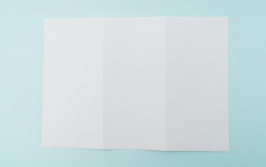 Panelli beyaz şablon kağıt üzerinde mavi arka plan .