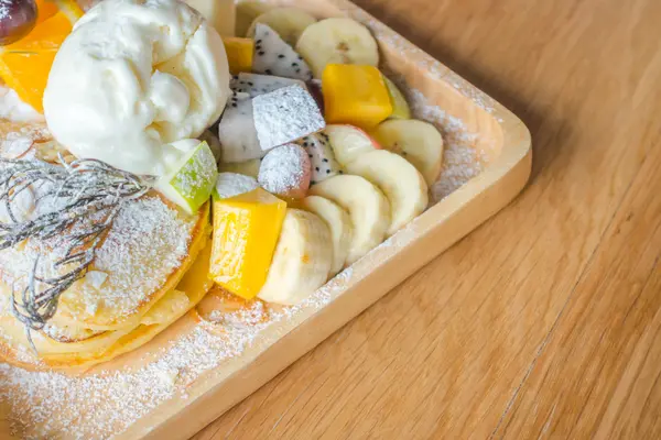 Panqueque y fruta con helado en la mesa  . — Foto de Stock