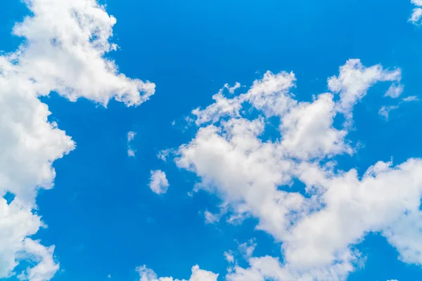 Nuage dans le ciel bleu  . — Photo