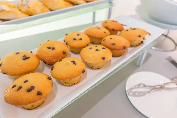 Chocolade chip muffins op tafel in buffet . — Stockfoto