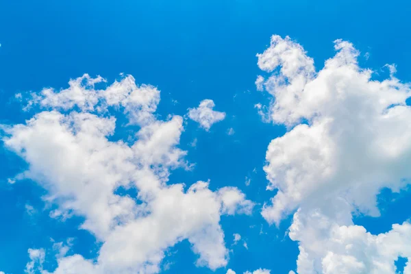 Moln i blå himmel . — Stockfoto