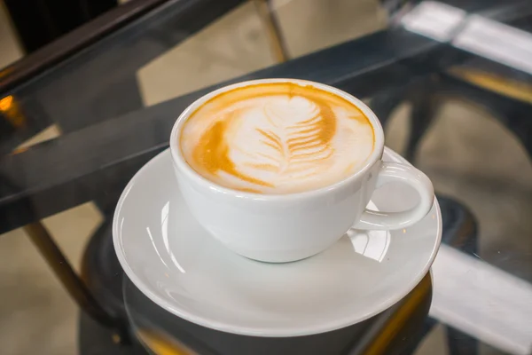 Latte-Kaffee-Kunst auf dem Tisch . — Stockfoto