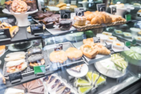 다양 한 케이크와 추상 흐림 상점 디스플레이 창 . — 스톡 사진