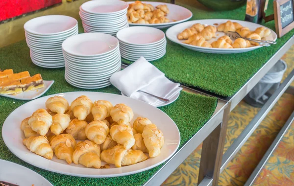 Pan cruasán sobre mesa en buffet   . — Foto de Stock