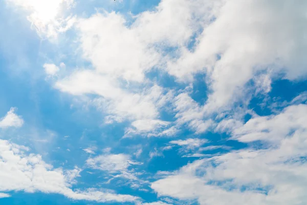 Wolk in blauwe hemel . — Stockfoto