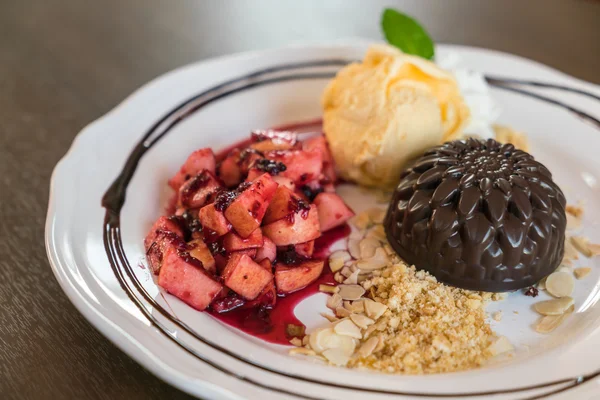 사과, 블루베리, 검은 건포도, 과일 복숭아와 초콜릿 케이크 — 스톡 사진