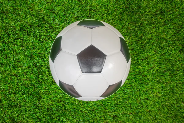 Fotbalový míč na zelené trávě . — Stock fotografie