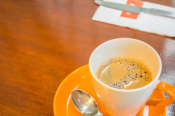 Café em copo branco na mesa de madeira  . — Fotografia de Stock